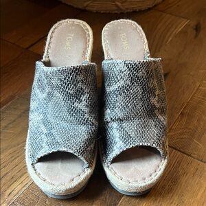 TOMS Women's Gray Snake Print Mules 8w